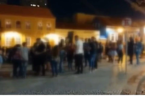 PM flagra aglomeração de jovens e encerra festa clandestina em Curitiba