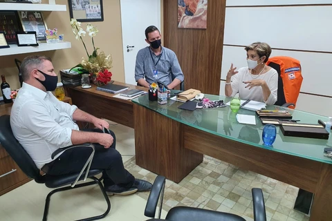 Elizabeth Schmidt recebe visita do deputado Emerson Bacil