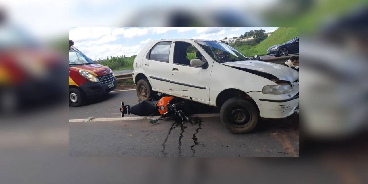 PRF atende acidente envolvendo um automóvel e três motocicletas de alta cilindrada em Ponta Grossa