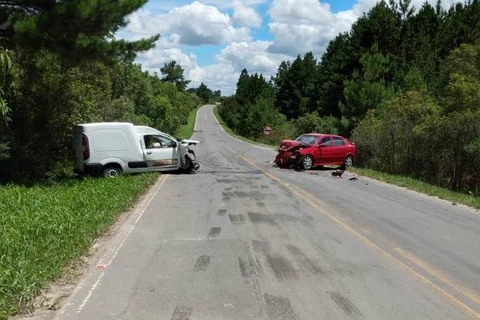 Colisão frontal entre veículos deixa quatro pessoas gravemente feridas na BR-153