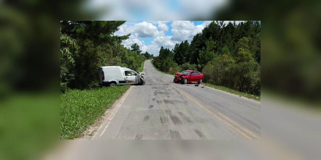 Colisão frontal entre veículos deixa quatro pessoas gravemente feridas na BR-153