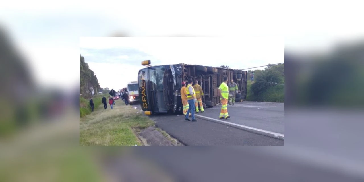 Ônibus com pelo menos 40 pessoas tomba, em Carambeí