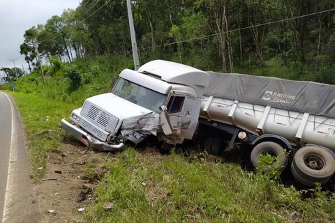 Colisão frontal entre carro e caminhão deixa um morto na BR-153