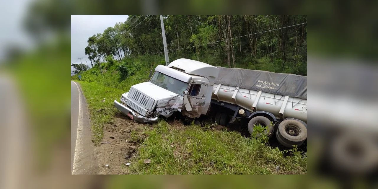 Colisão frontal entre carro e caminhão deixa um morto na BR-153