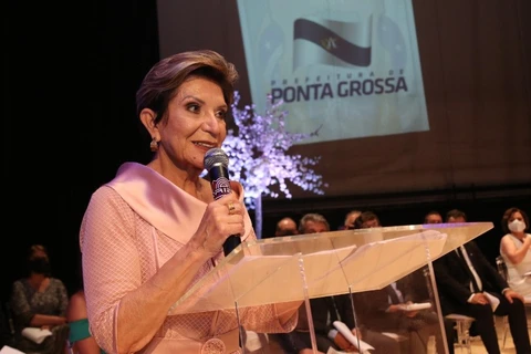 Elizabeth Schmidt e secretários municipais tomam posse