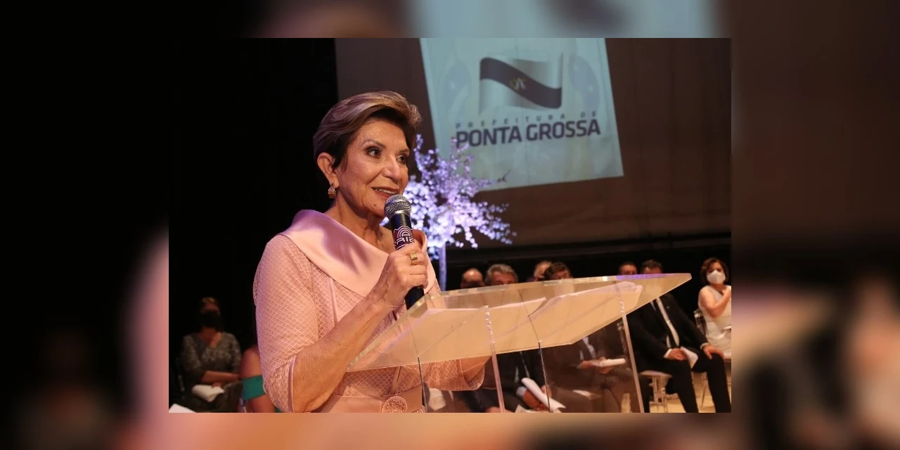 Elizabeth Schmidt e secretários municipais tomam posse