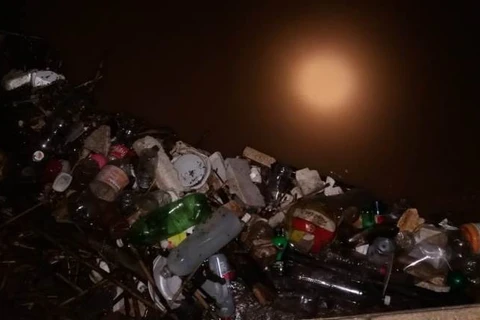 Rio cheio de lixo transborda e causa acidente em Ponta Grossa