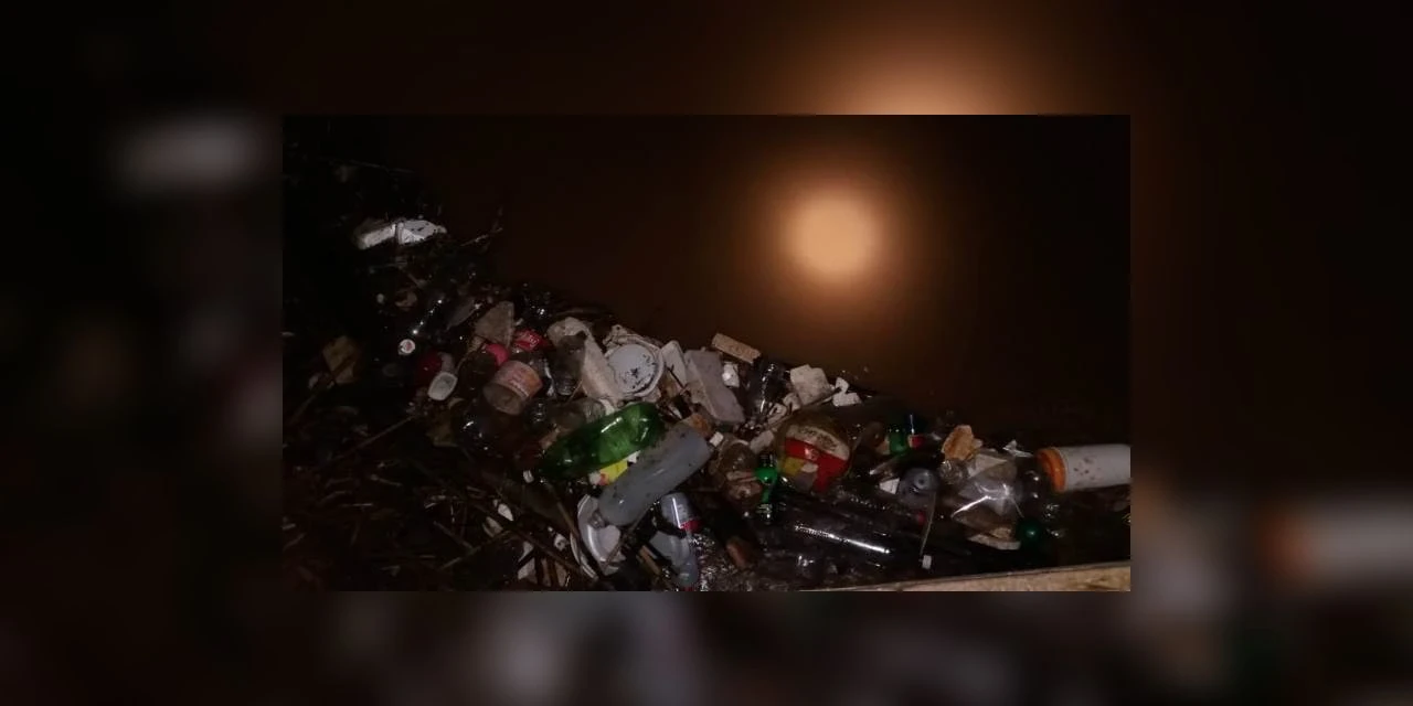 Rio cheio de lixo transborda e causa acidente em Ponta Grossa