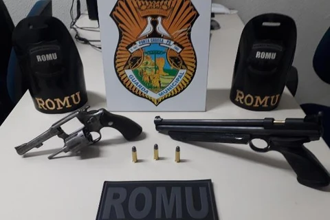 Suspeito é preso após atirar no meio da rua em Oficinas