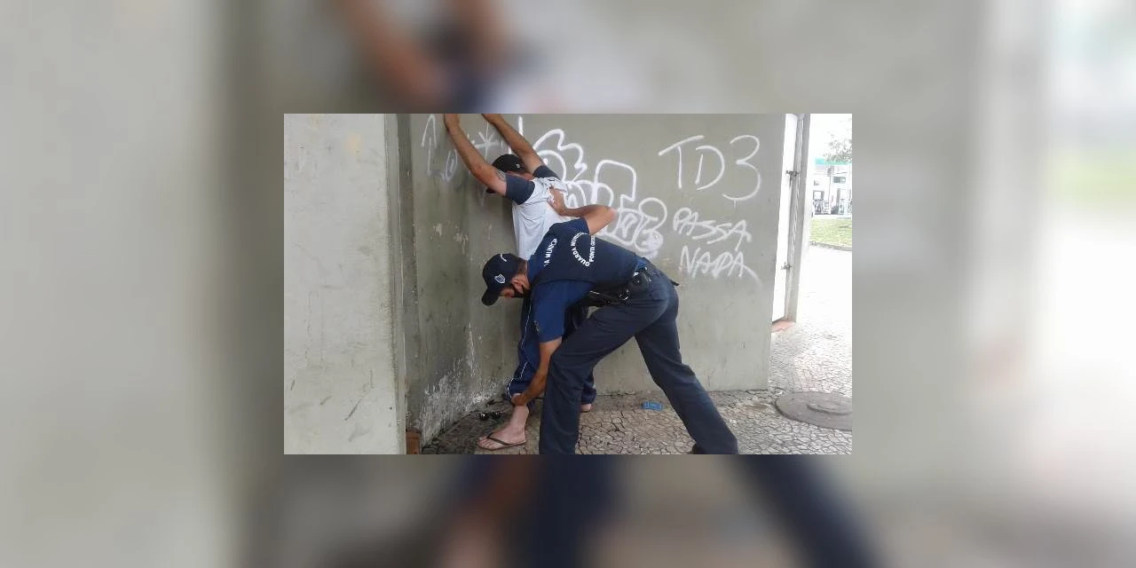 GM apreende indivíduo com drogas em praça no centro