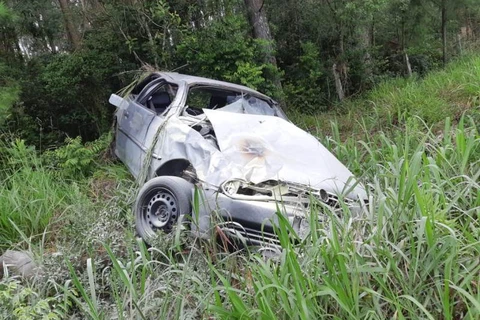 Jovens ficam gravemente feridos em acidente na BR-376