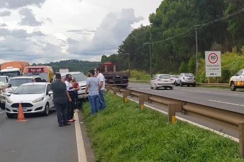 Engavetamento deixa transito lento na Presidente Kennedy