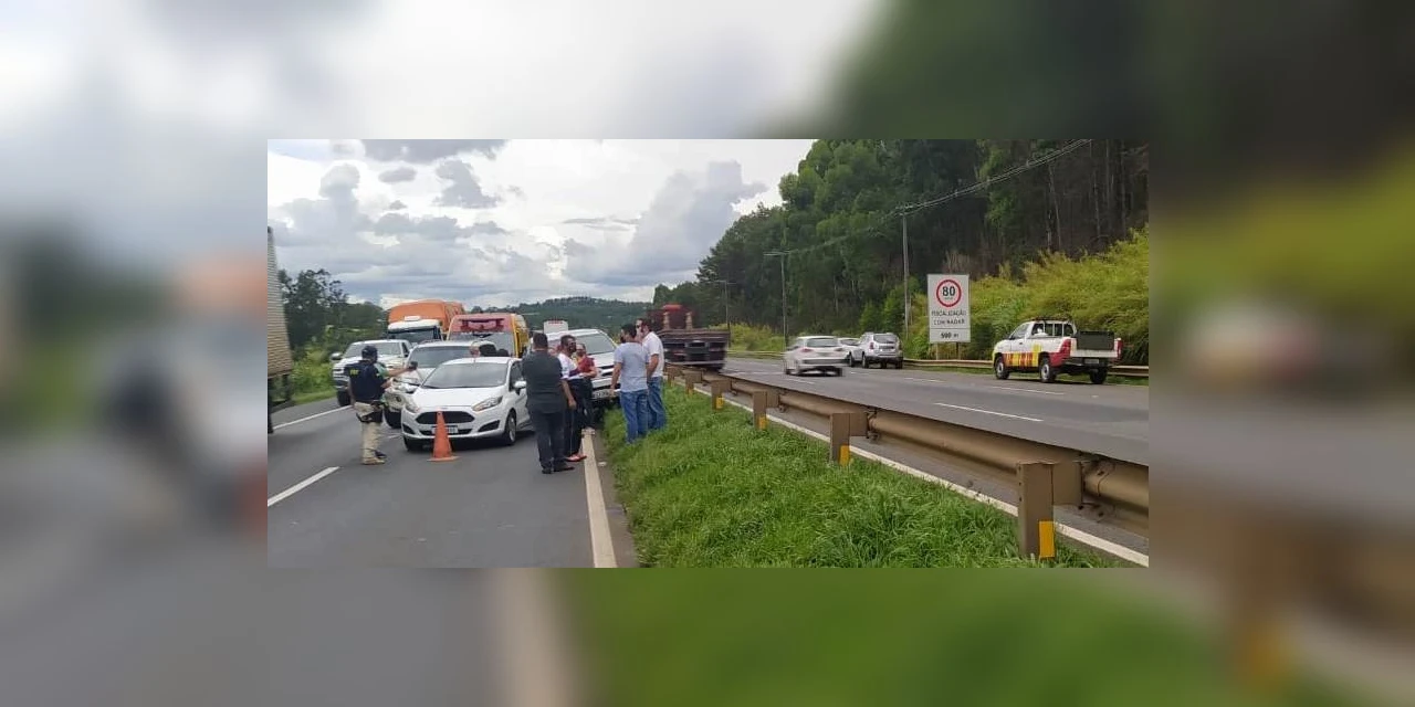 Engavetamento deixa transito lento na Presidente Kennedy