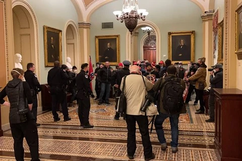 Apoiadores de Trump invadem Congresso e prédio é fechado; acompanhe