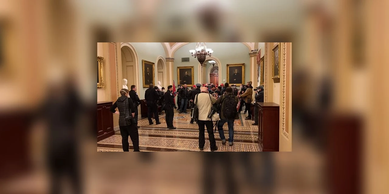 Apoiadores de Trump invadem Congresso e prédio é fechado; acompanhe