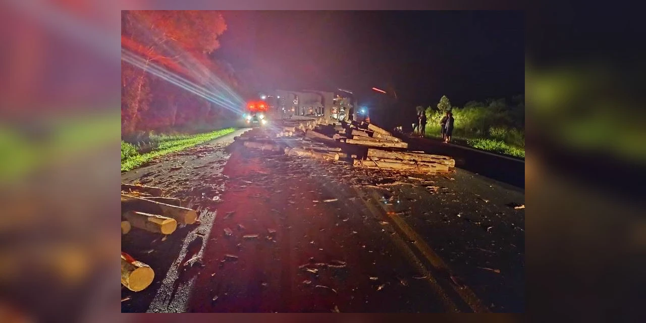 Caminhão carregado de madeira tomba e interdita rodovia, em Teixeira Soares
