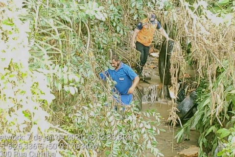 Após alagamento Defesa Civil e Obras retiram lixo de arroio em Olarias