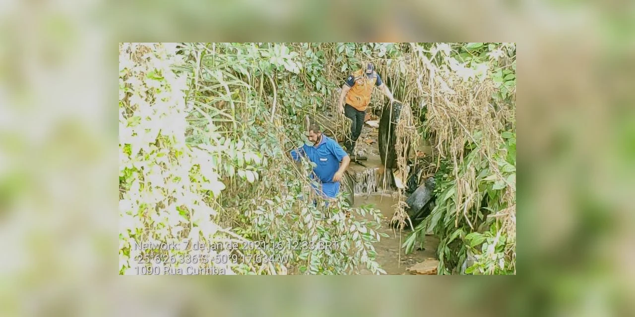 Após alagamento Defesa Civil e Obras retiram lixo de arroio em Olarias