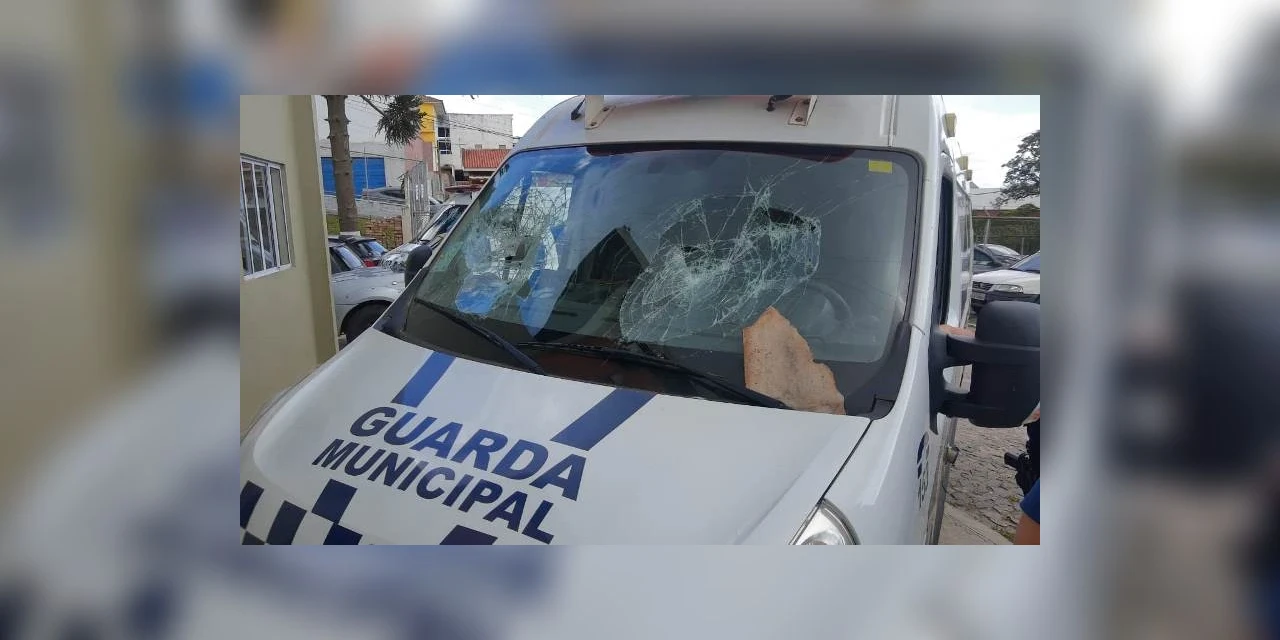 Agente fica ferido e viatura quebrada em abordagem da Guarda Municipal