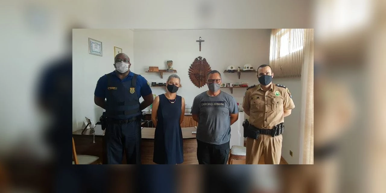 Secretária Tânia Sviercoski visita comando do 1º BPM