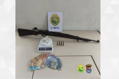 Polícia Militar apreende fuzil, munições e drogas em Ponta Grossa.