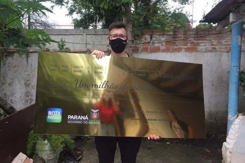 Ganhador do Nota Paraná de apenas 19 anos aparece receber o premio milionário