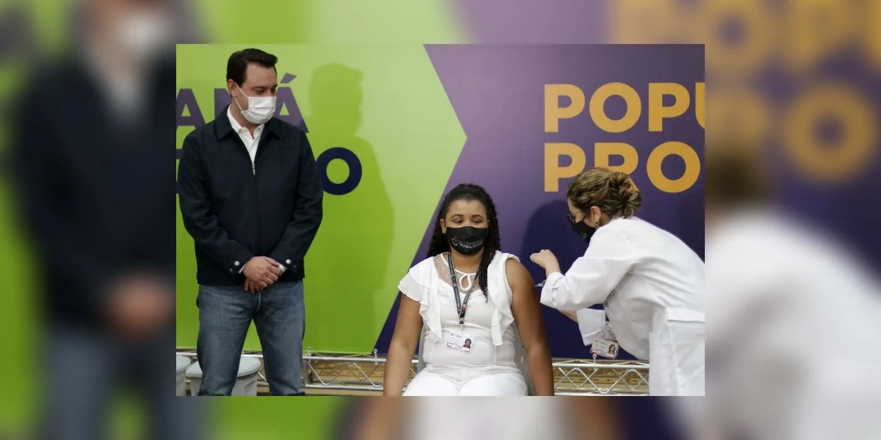 Enfermeira é a primeira vacinada contra covid no Paraná