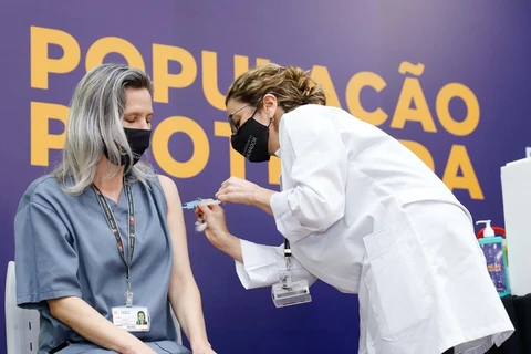 Profissionais da saúde, indígenas e idosos começam a ser vacinados contra covid no Paraná