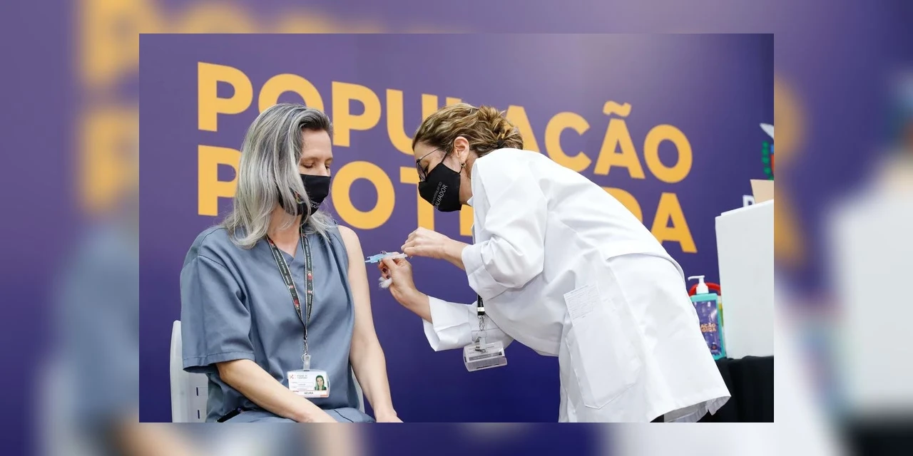 Profissionais da saúde, indígenas e idosos começam a ser vacinados contra covid no Paraná