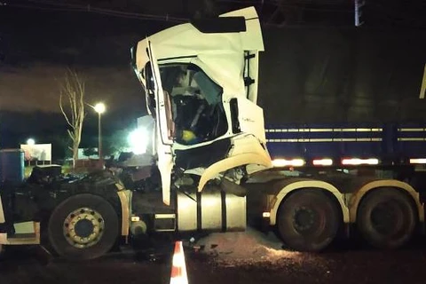 Colisão traseira entre caminhões deixa motorista com ferimentos graves em Ponta Grossa
