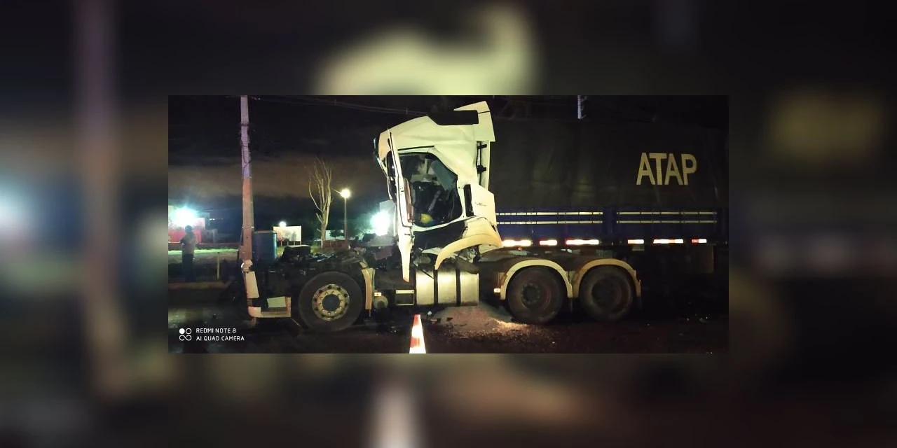 Colisão traseira entre caminhões deixa motorista com ferimentos graves em Ponta Grossa