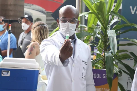 Estados brasileiros começam a receber vacina de Oxford