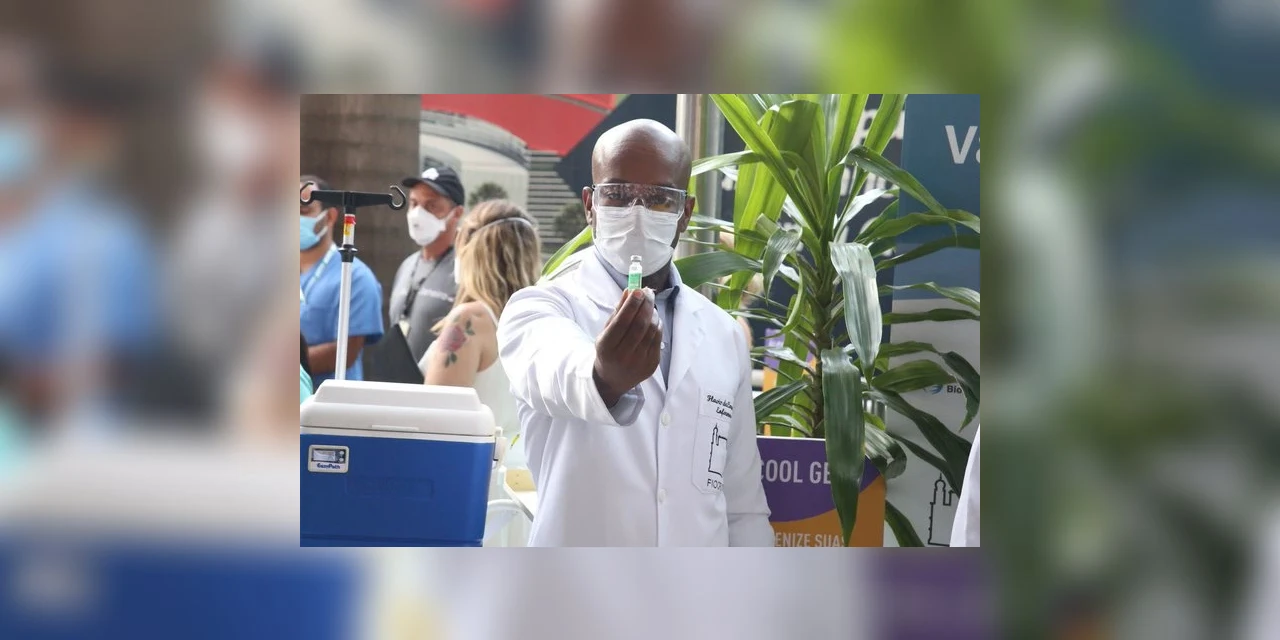 Estados brasileiros começam a receber vacina de Oxford