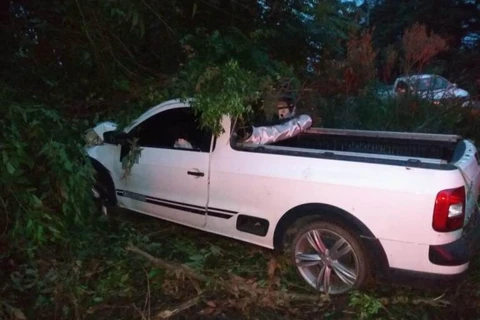 Duas pessoas ficam feridas após saída de pista e colisão em árvore, em Guaragi