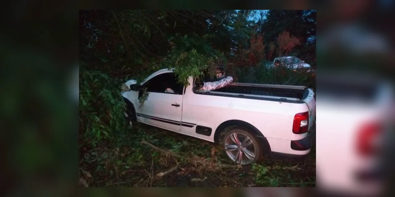 Duas pessoas ficam feridas após saída de pista e colisão em árvore, em Guaragi