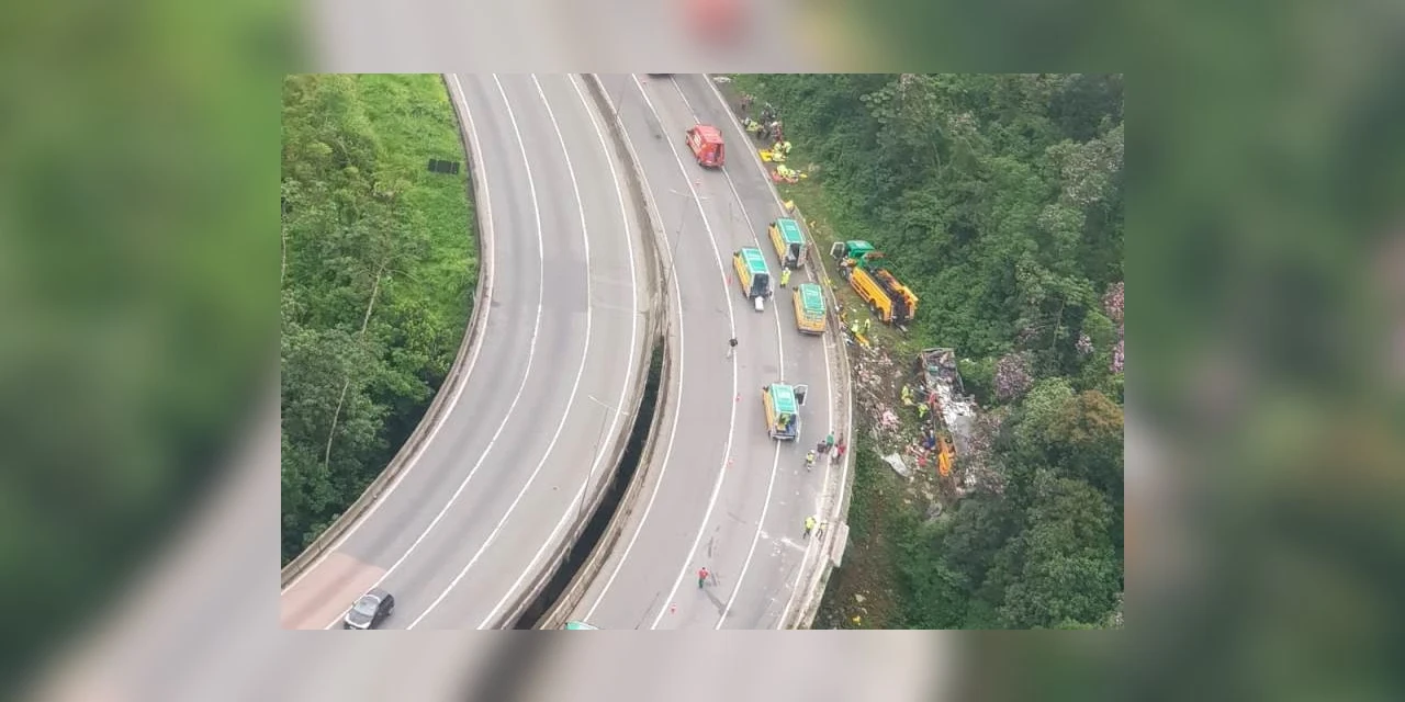 Acidente com ônibus deixa ao menos 12 mortos e varios feridos, em Guaratuba