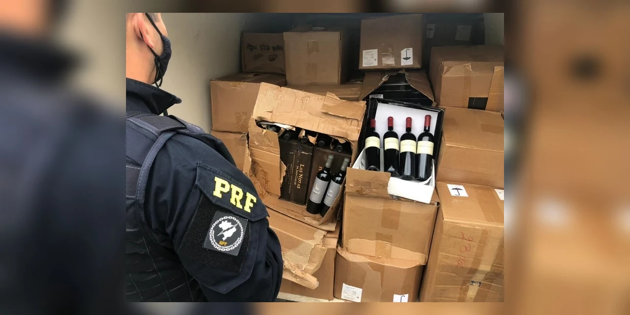 Vans carregadas com 2 mil garrafas de vinhos são apreendidas pela PRF em Irati
