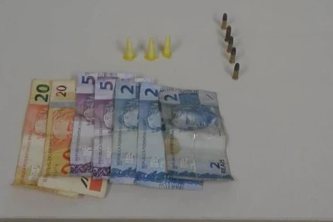 Jovem é apreendido com cocaína e munições em PG