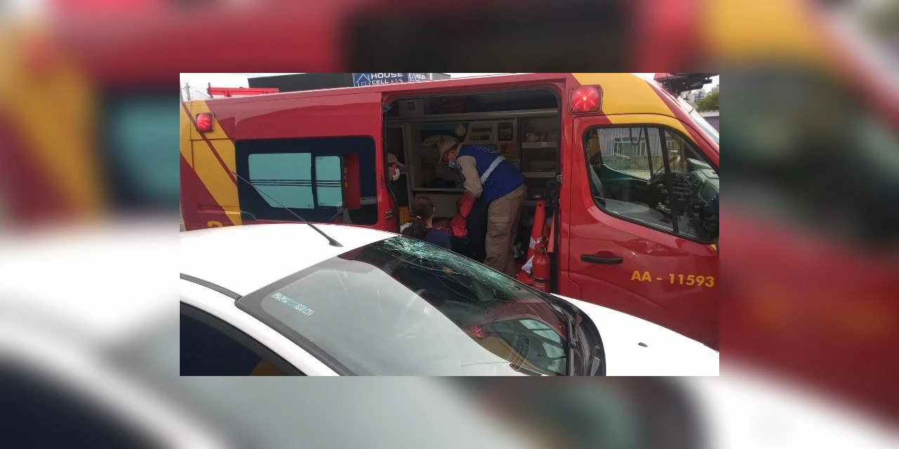 Siate atende jovem após colisão auto bicicleta na Vilela