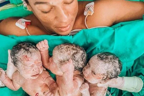 Mãe de gêmeos dá à luz trigêmeos em Itajaí