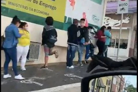 Candidatos formam fila para tentar vaga de emprego em Supermercado, em Ponta Grossa