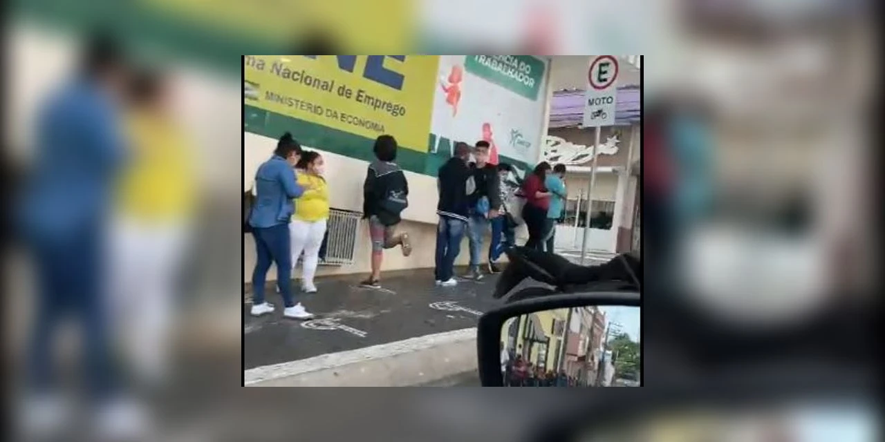 Candidatos formam fila para tentar vaga de emprego em Supermercado, em Ponta Grossa