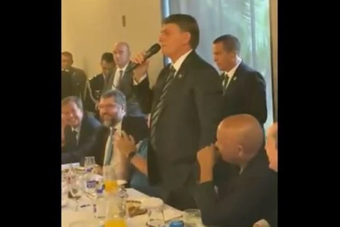 "As latas de leite condensado são pra enfiar no rabo da imprensa”; diz Bolsonaro