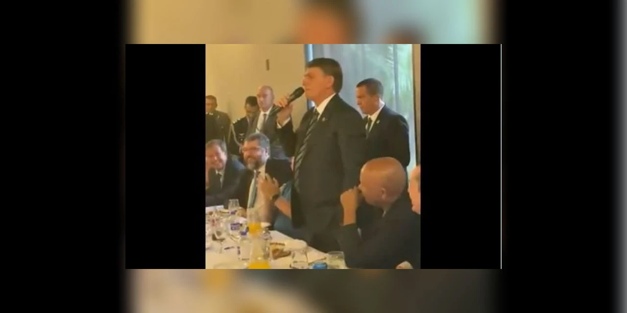 "As latas de leite condensado são pra enfiar no rabo da imprensa”; diz Bolsonaro