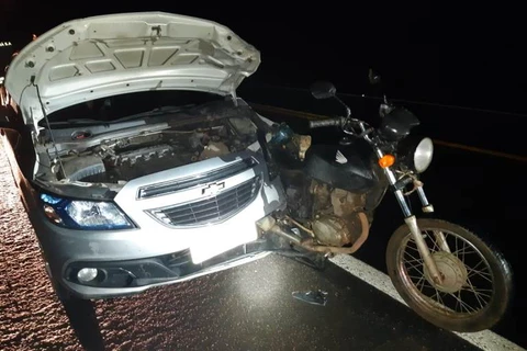 Acidente entre carro e moto deixa mulher com ferimentos graves, em Guamiranga