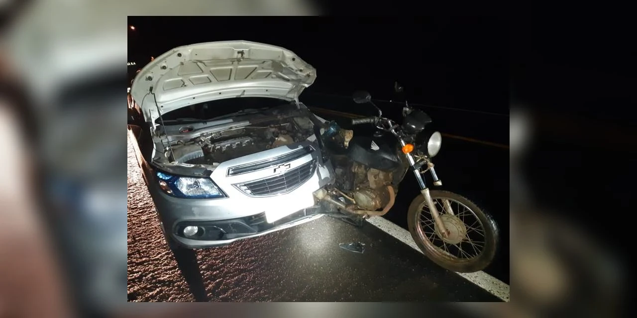 Acidente entre carro e moto deixa mulher com ferimentos graves, em Guamiranga