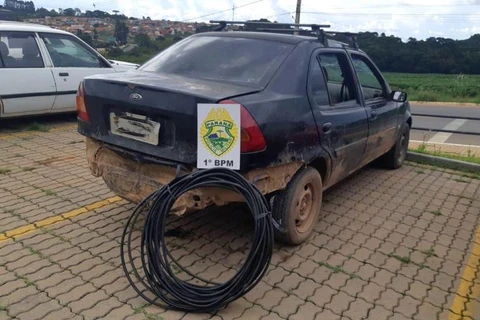 A equipe policial recolheu material e instrumentos usados para a prática dos crimes.