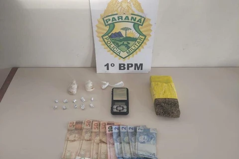 Mulher é presa por tráfico de drogas após marido deixar ela para trás durante fuga