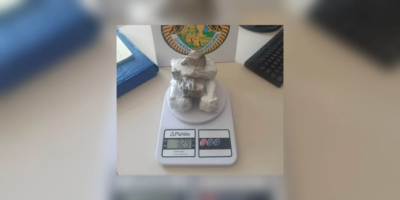 Mãe chama GM, após encontrar drogas nos pertences do filho