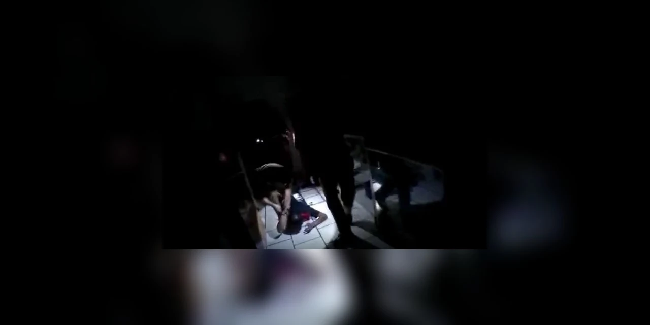 Polícia flagra criminoso estuprando funcionária de lotérica após assalto; assista!